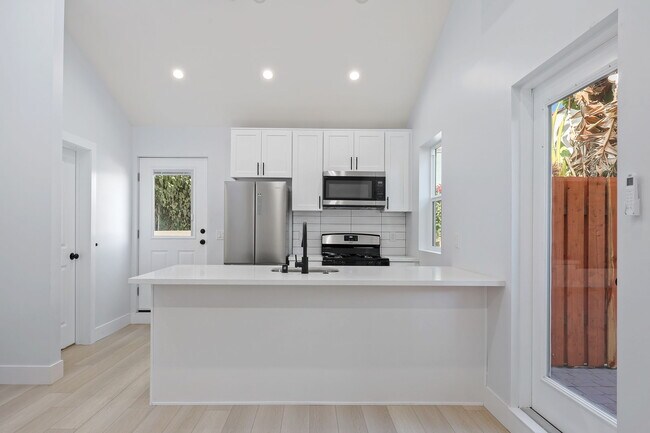 Foto del edificio - 2495 N Gower St