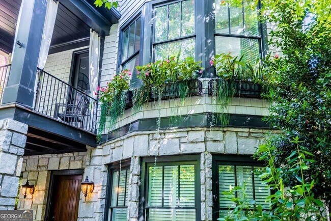 Building Photo - 470 Hamilton St SE