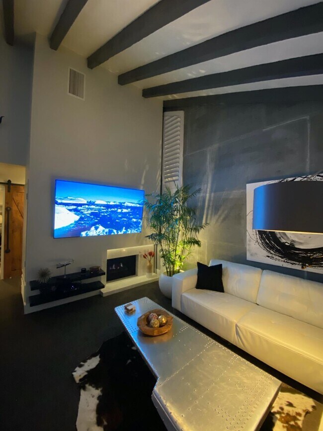 Building Photo - 641 Woodside Sierra