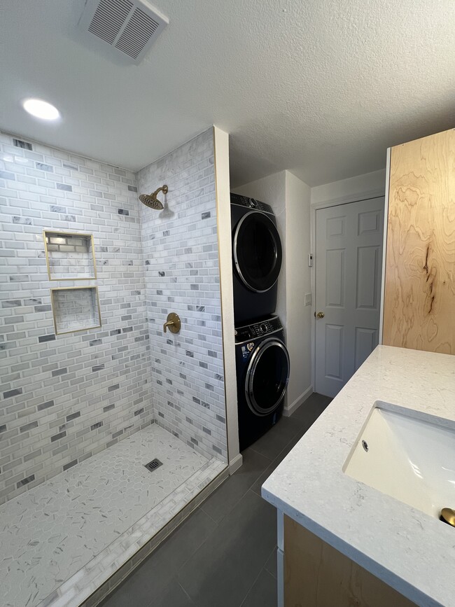Building Photo - 130 Lakeview Pl