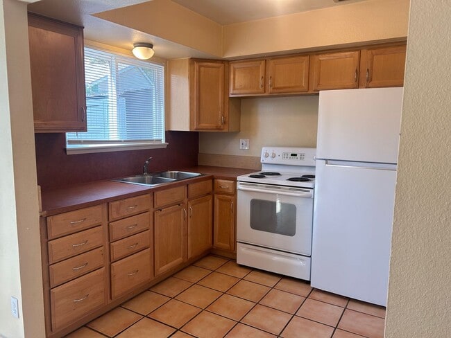 Building Photo - Spacious Townhouse-Style Condo with Patio! W/S/G included