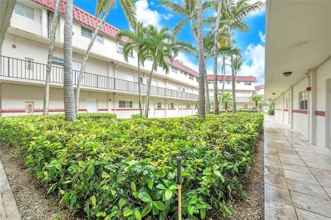 Building Photo - 8650 SW 67th Ave