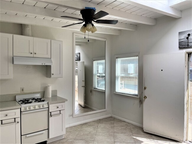 Building Photo - Adorable Studio Minutes away from the San Clemente Beaches!