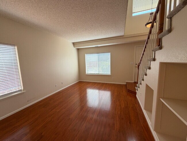 Foto del edificio - Beautiful Home with Open Floor Plan, Spacious Loft & Private Fenced Yard!!