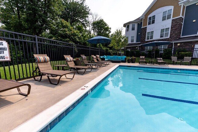 Building Photo - 909 Mansion Dr