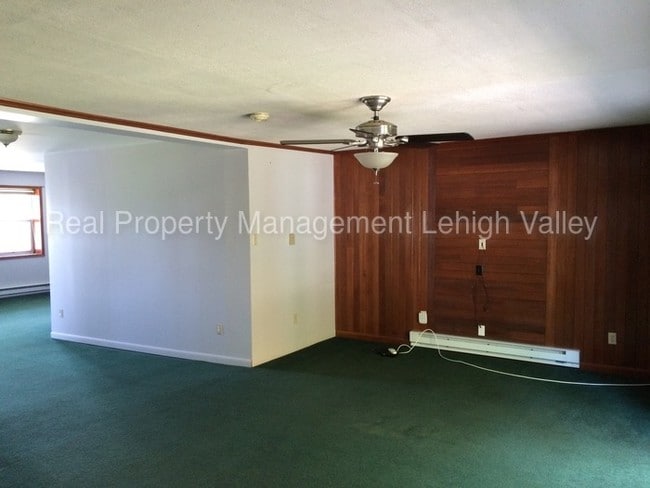 Building Photo - 376 S Walnut St
