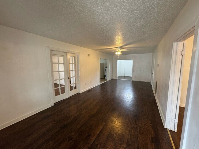 Building Photo - "Charming 3-Bedroom Retreat with Modern Amenities in Lakeland!"