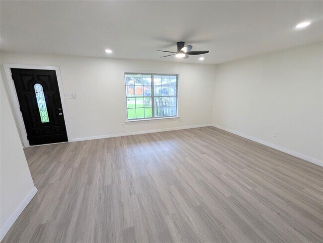 Building Photo - 2307 E Martha Ln