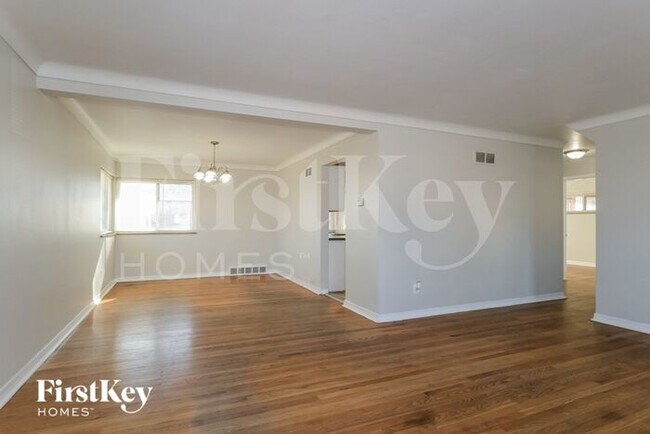 Foto del edificio - 8680 Belhaven Dr