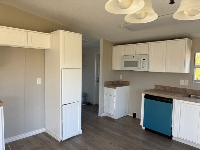 Foto del edificio - Rural 3/2 on Three Acres!