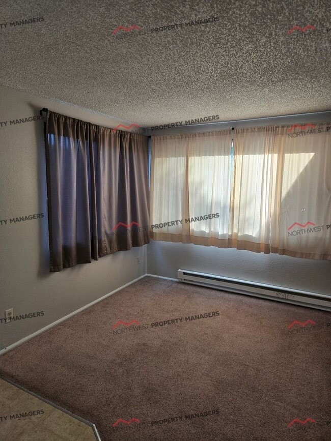 Building Photo - R40B