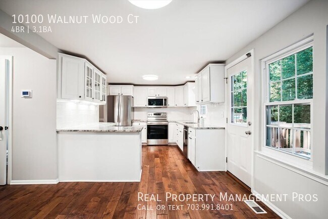 Foto del edificio - RARLEY AVAILABLE SUN SOAKED FOUR BEDROOM 3...