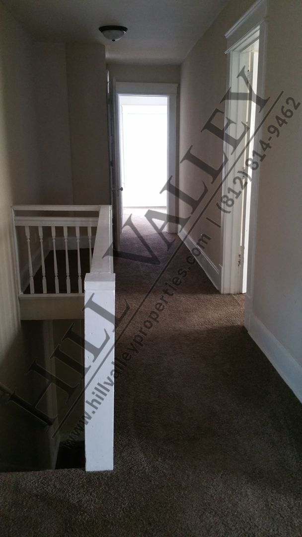 Building Photo - Large 3 Bedroom Apt, Close to Campus