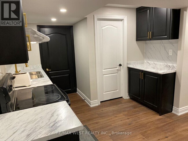 Building Photo - 5481 Glen Erin Dr