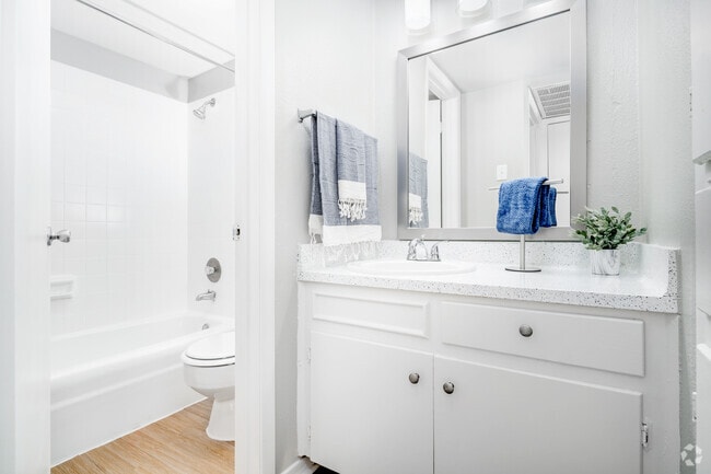 1 habitación, 1 baño - 700 pies cuadrados - Baño - Greenbrier Apartments