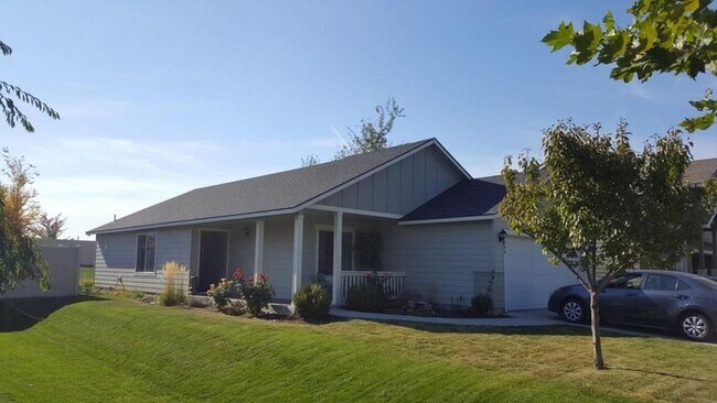 Foto del edificio - SINGLE FAMILY HOME IN MONTROSE SUBDIVISION...