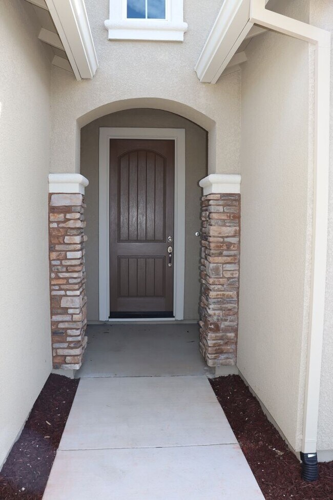 Building Photo - Brand New Three bedroom Home