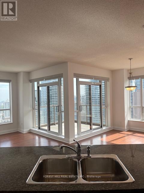Photo du bâtiment - 925 Bay St.