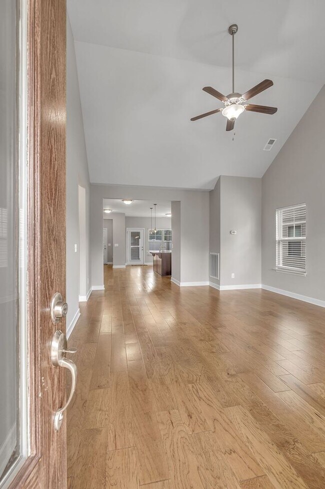 Foto del edificio - AVAILABLE NOW AT A GREAT PRICE. 3 BD 2 1/2...