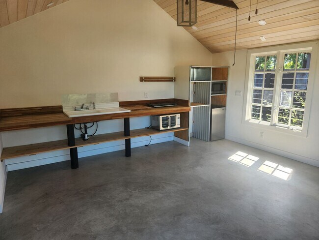 Foto del edificio - 985 Gumview Rd
