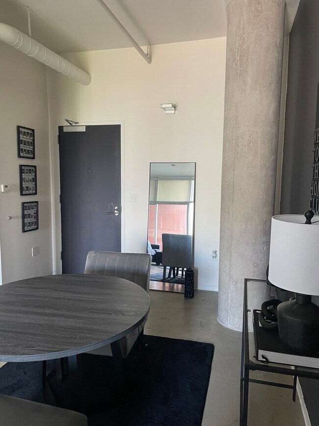 Building Photo - 2115 Yeaman Pl