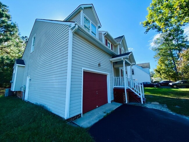 Building Photo - Beautiful and Spacious 3bdrm/2.5bth Home C...