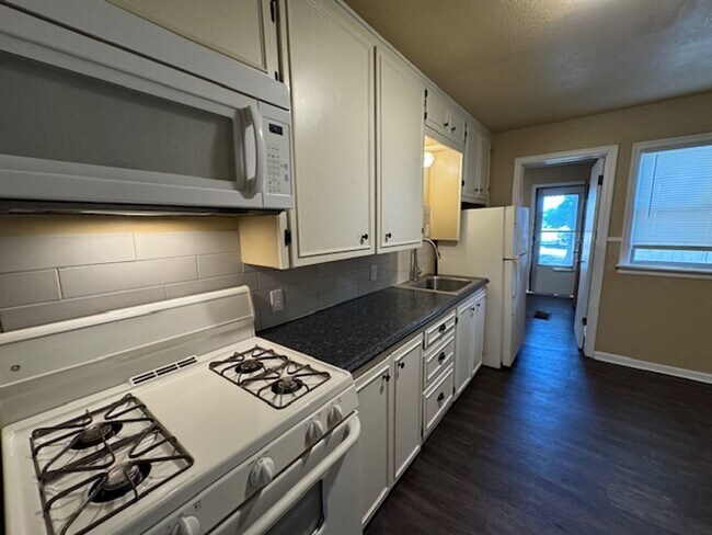 Building Photo - 2 bed one bath one car carport with washer...