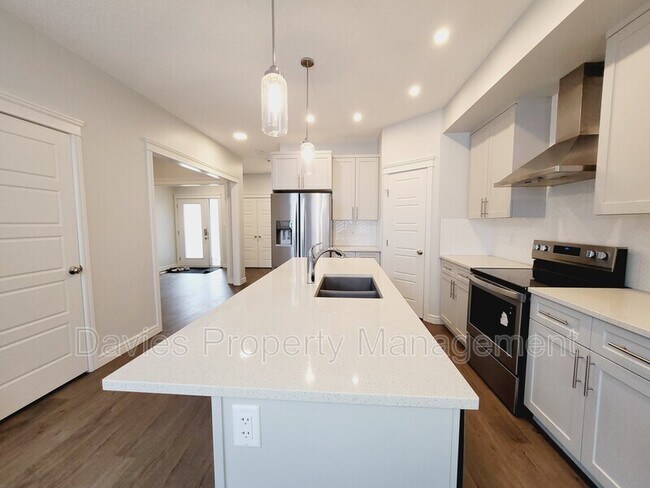 Building Photo - 2638 Donaghey Cres SW