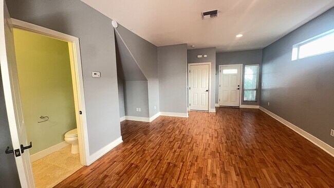 Building Photo - 2 Bedroom-2.5 Bath Townhome
