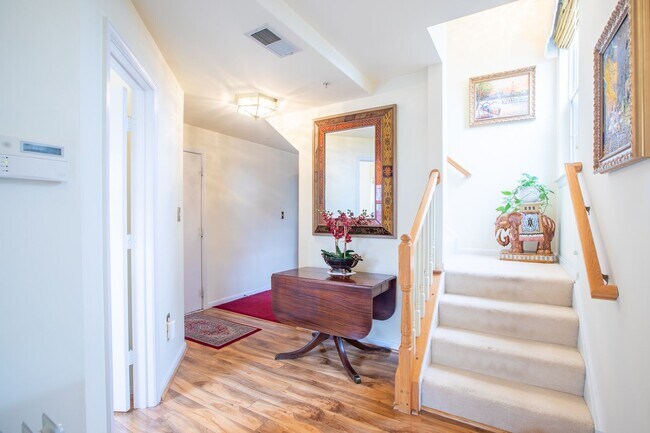 Building Photo - Amazing 3 BR/2.5 BA Townhome in Randle Hei...