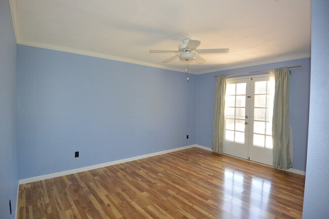 Building Photo - SW 3 Bedroom 2 Bath home with Pool. Yard C...