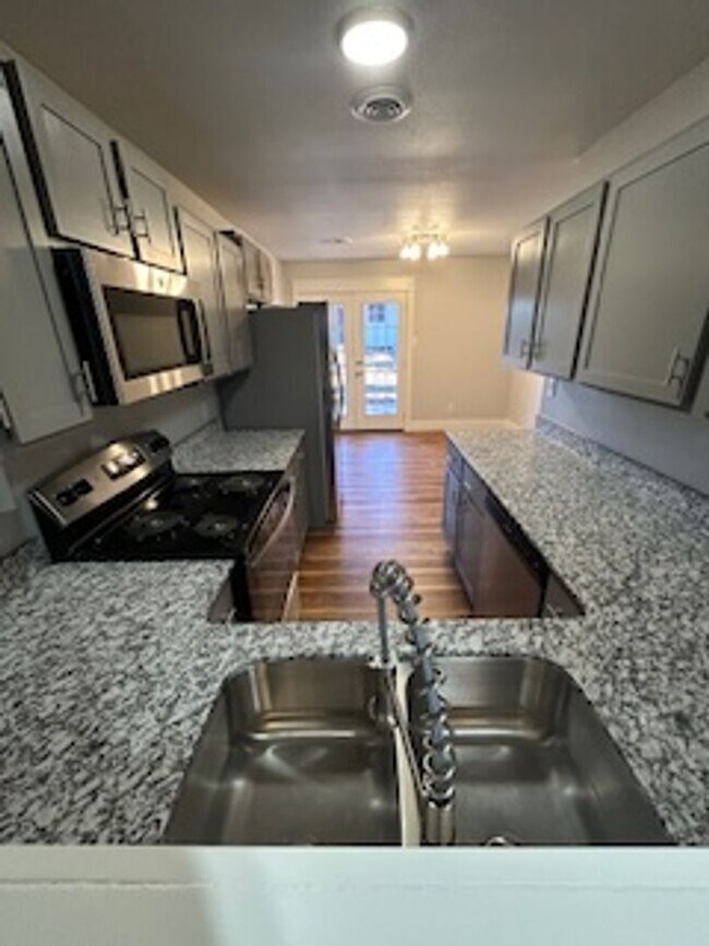 Foto del edificio - Updated Four Bedroom/Two Bath/Two Car Carport/Fenced/Storage Bldg
