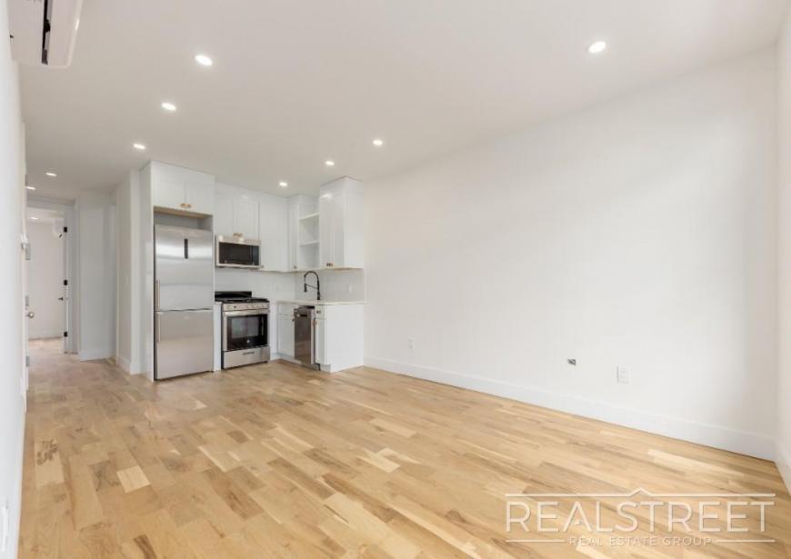 Foto principal - 3 bedroom in BROOKLYN NY 11233