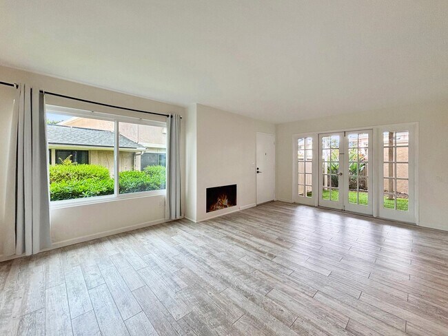 Foto del edificio - Beautiful 3BD/2.5BA Condo Located in Unive...