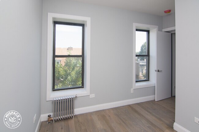 Foto del edificio - 310 E 25th St