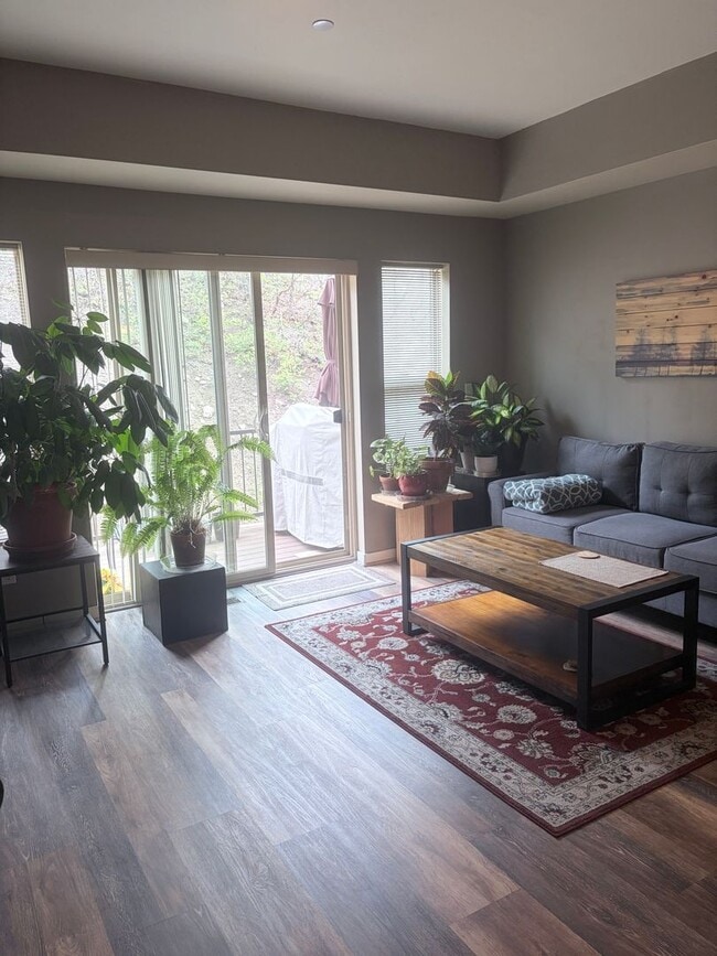 Foto del edificio - Beautiful Lightner Creek Townhome