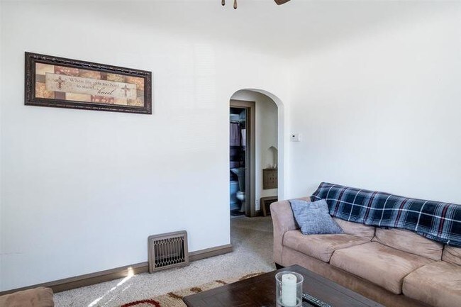 Foto del edificio - 2 Bedroom Lower Great Location