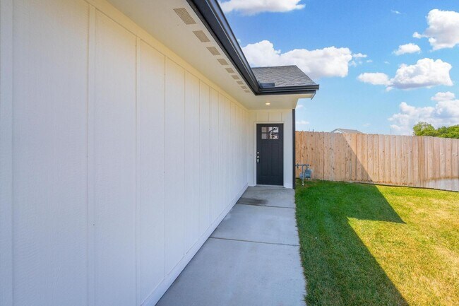 Building Photo - BRAND NEW Town Home with 2 Car Garage - Pe...