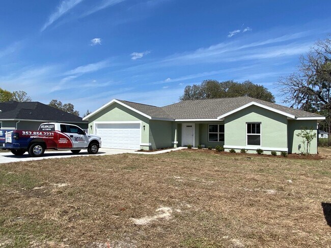 Foto del edificio - Custom Home - Kingsland Country Estates Desirable  4/2/2 **Won't Last**
