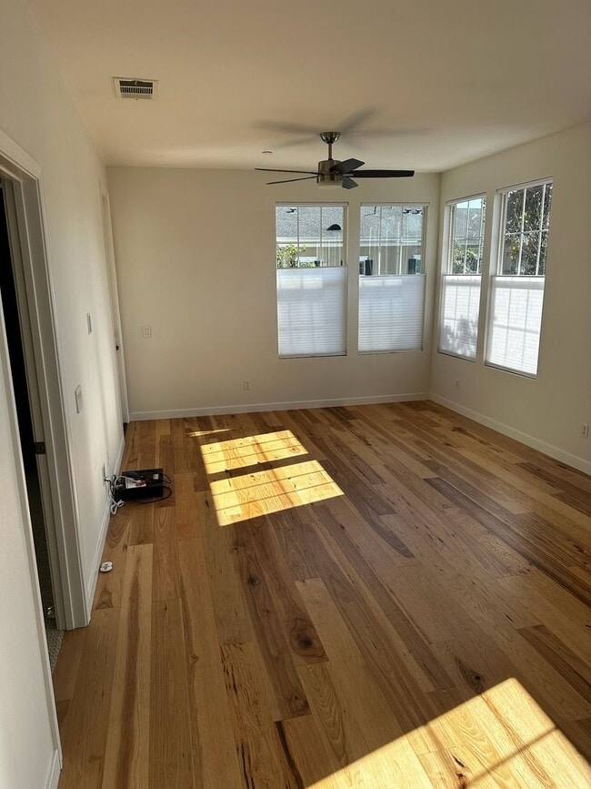 Building Photo - Ventura | 2 Bed + 2 Bath | Holiday Condo