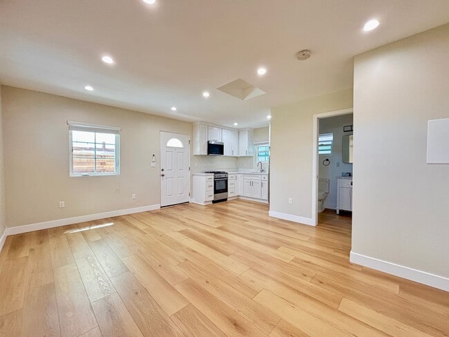 Building Photo - Private, Cozy, Backhouse Studio Located In...