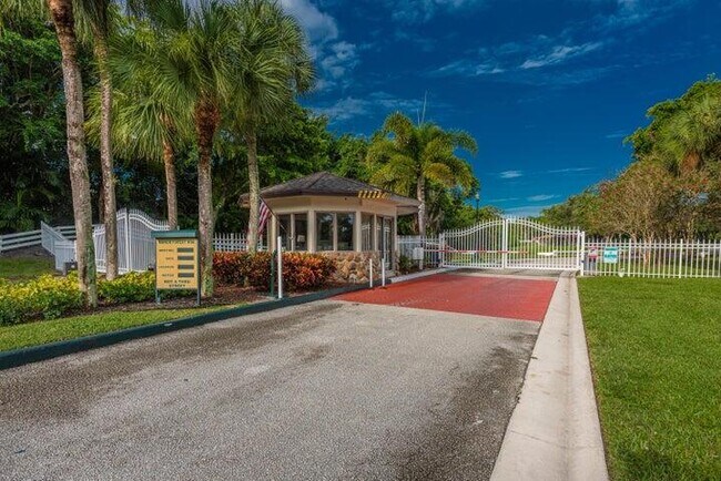 Foto del edificio - 7705 Forest Green Ln