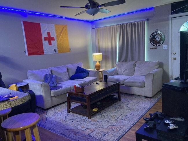 Foto del edificio - 4 bed 2 bath house, walk to stadium! Available August 2026!!