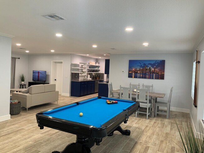 Building Photo - 725 Heron Dr