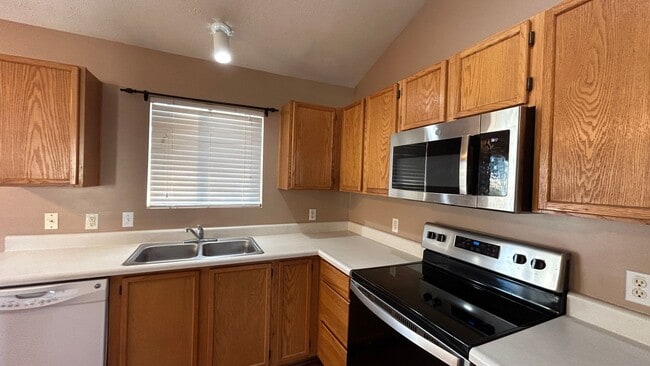 Building Photo - 3 bedroom house with large fenced in yard
