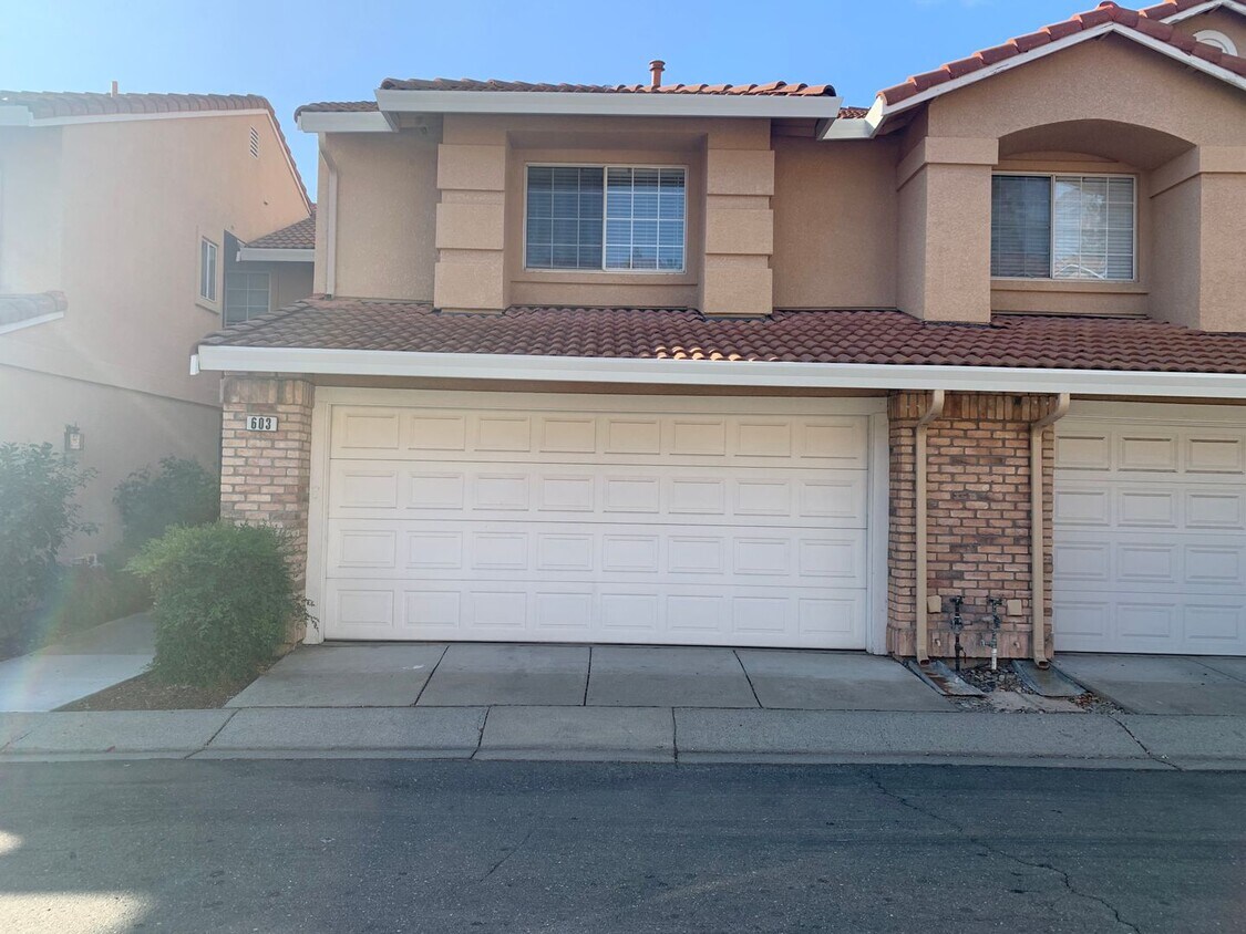 Foto principal - Spacious 3 bed/2.5 bath townhome in Danville