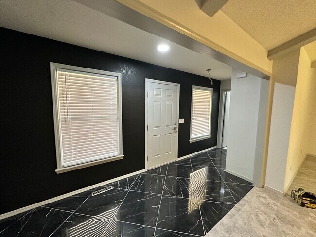 Building Photo - Fully Remodeled 3bed/2bath Available in We...