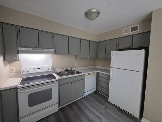Building Photo - 1769 Tall Pines Cir