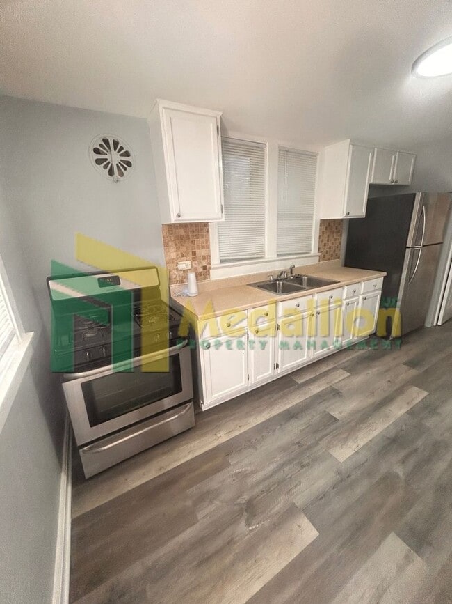Building Photo - Updated 1-Bedroom Coach House with In-Unit Laundry