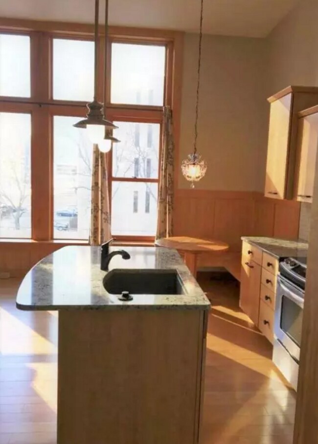 Building Photo - Downtown Unit With Gym and Garage Access!!